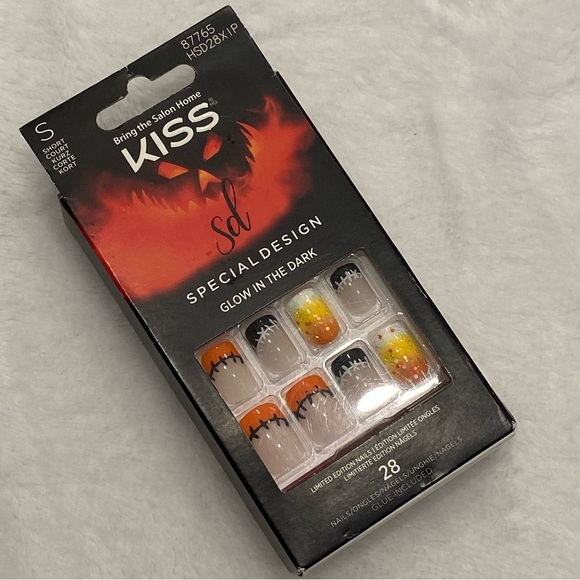 NEW KISS Special Design Glow in the Dark Press On Nails Short 87765 - Picture 1 of 2